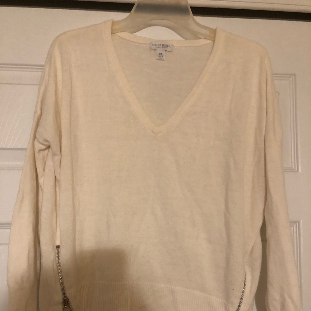 Bisou Bisou cream colored sweater